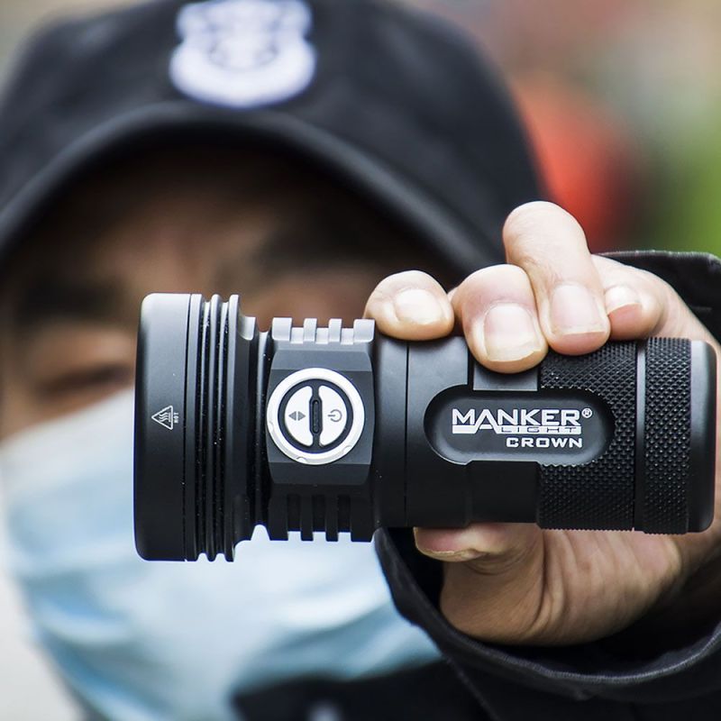Manker CROWN: 5000 Lumenů, 900m Dosvit, Digitální Zoom Svítilna pro Outdoor & Camping!
