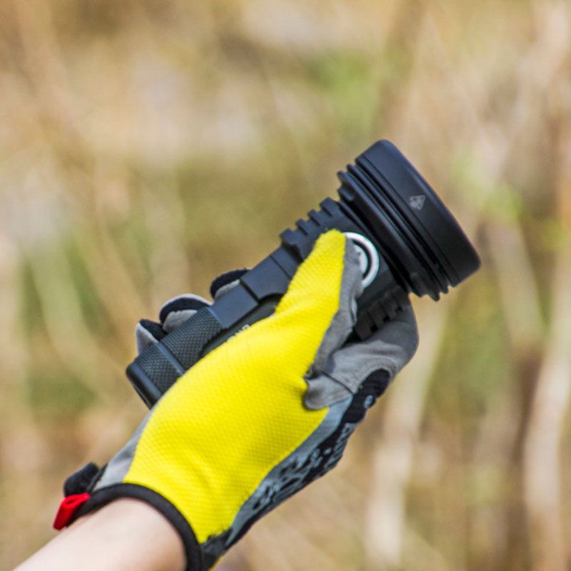 Manker CROWN: 5000 Lumenů, 900m Dosvit, Digitální Zoom Svítilna pro Outdoor & Camping!