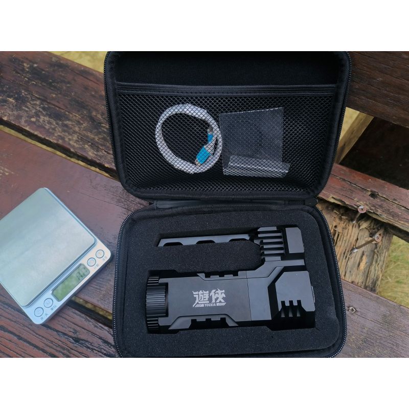 Manker Ranger MK39 II: Kombinovaný Reflektor & Světlomet! Odolný Design, Dlouhý Dosah, Kyberpunk Styl.